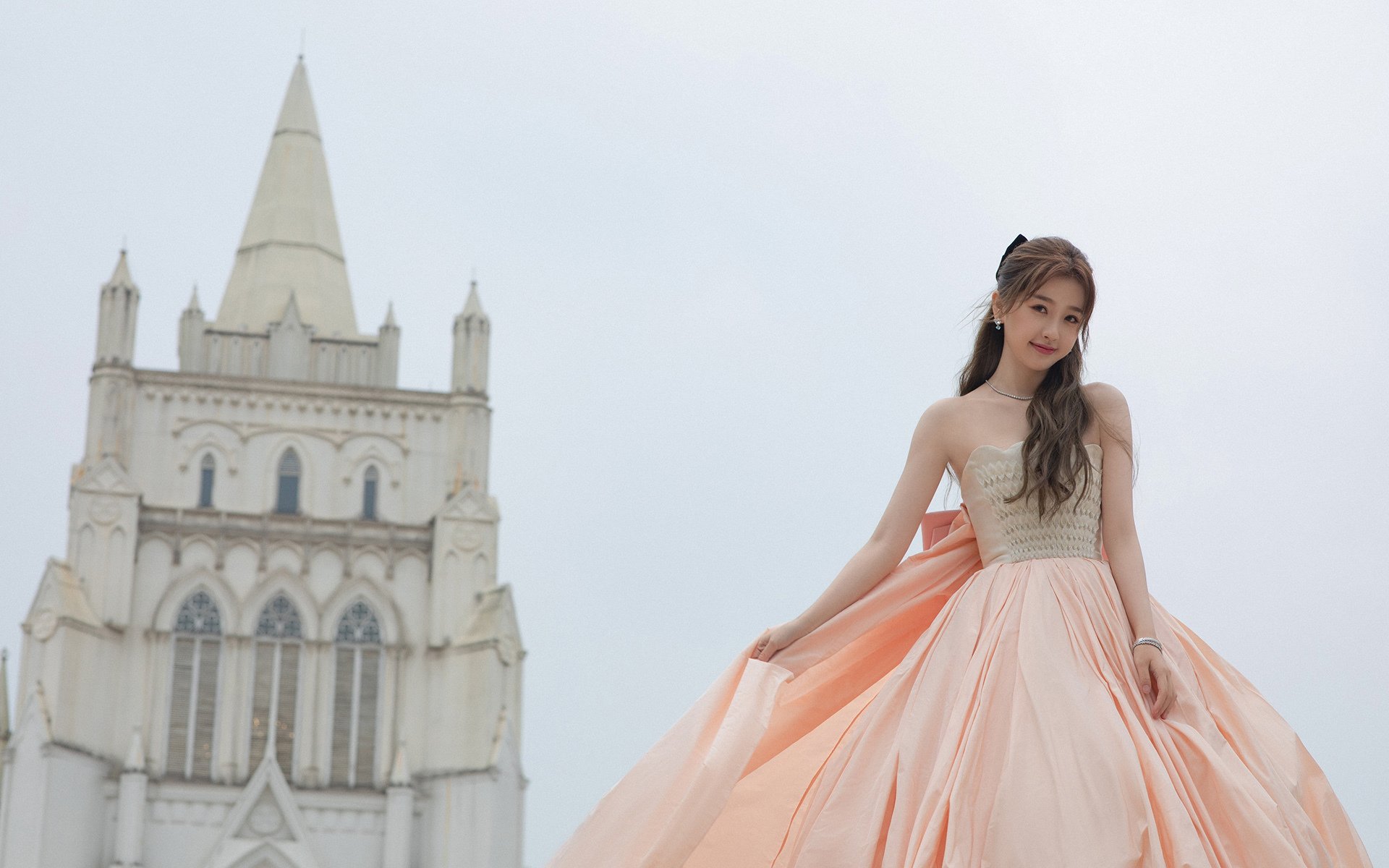 爱游戏体育app-篮球赛事转播权竞争激烈平台角逐白热化，篮球赛事转播机位布置