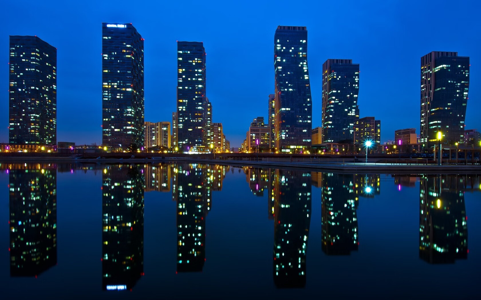 队员赛后复盘中提出建议展示良好沟通氛围与团队意识