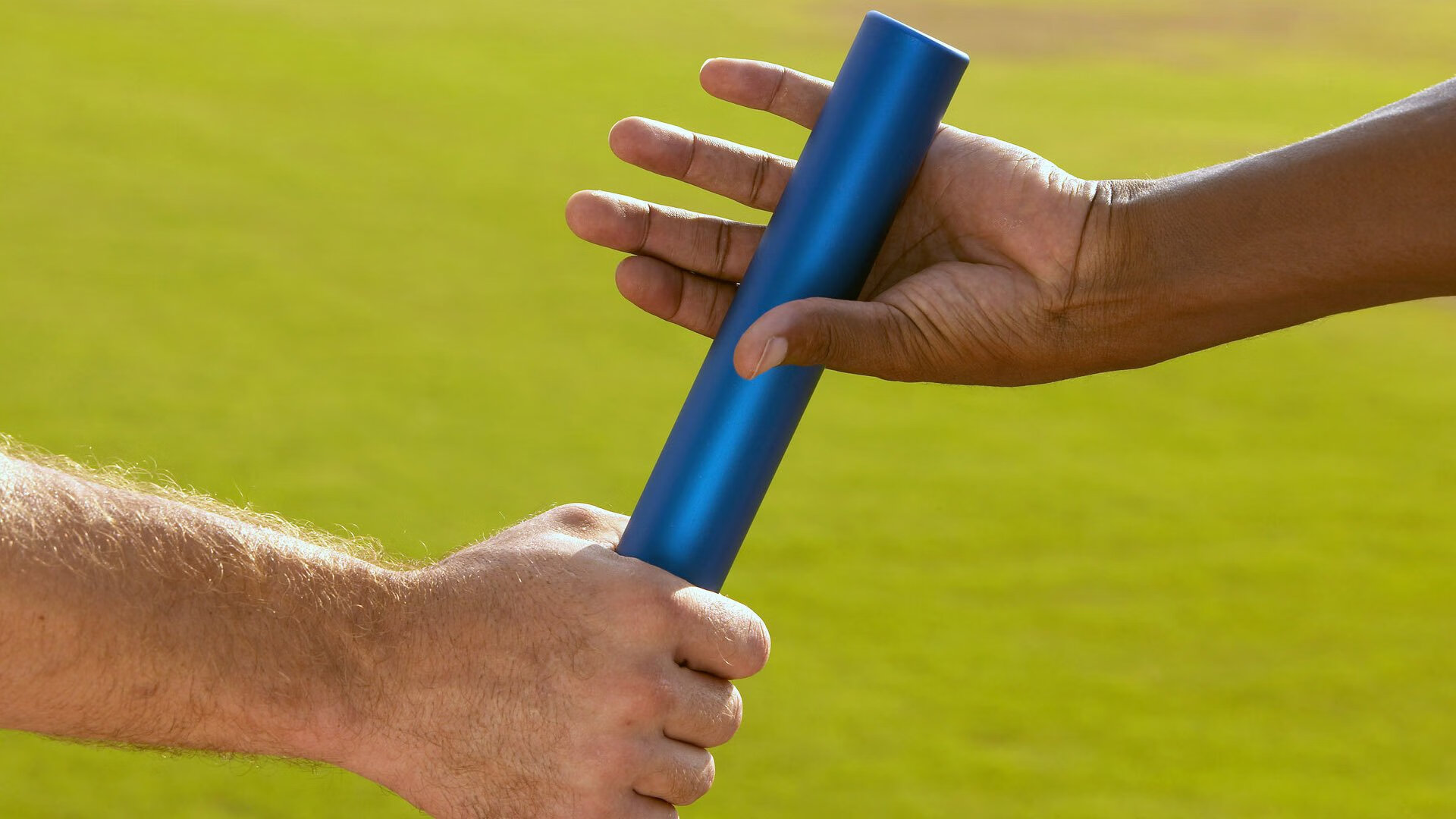 爱游戏电脑版官网-球队战略调整：教练宣布新的战术方向，球员布置战术